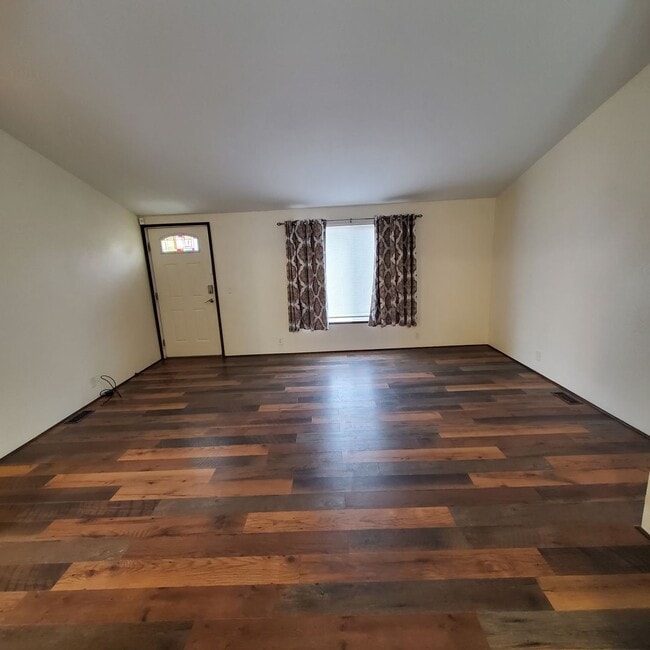 Building Photo - Pet Friendly 4 Bed / 2Bath Home w/ Garage