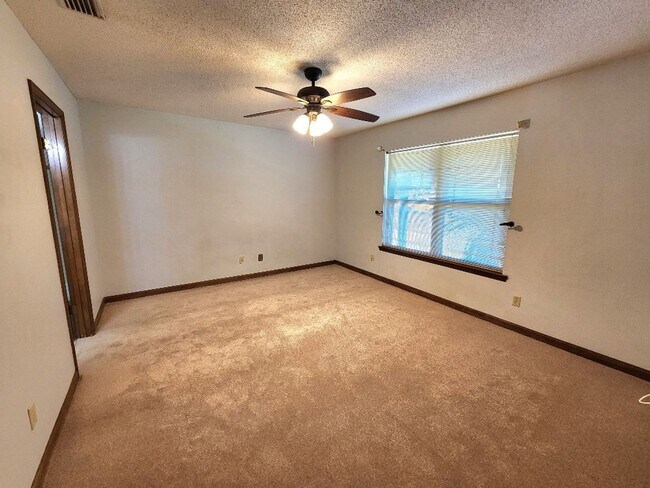 Building Photo - Open Floorplan, 3BD/3Bath with a Huge Sunr...