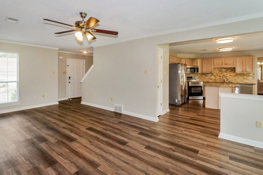 Building Photo - 5554 Lakefront Dr