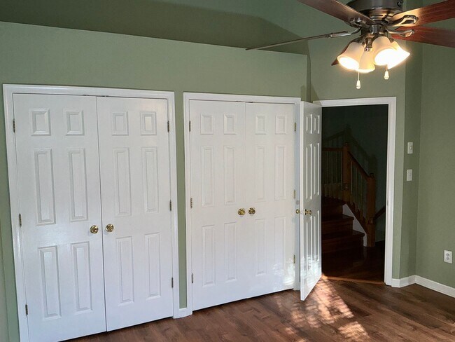 Building Photo - Beautiful 3BR 3.5BA 3 level townhome locat...