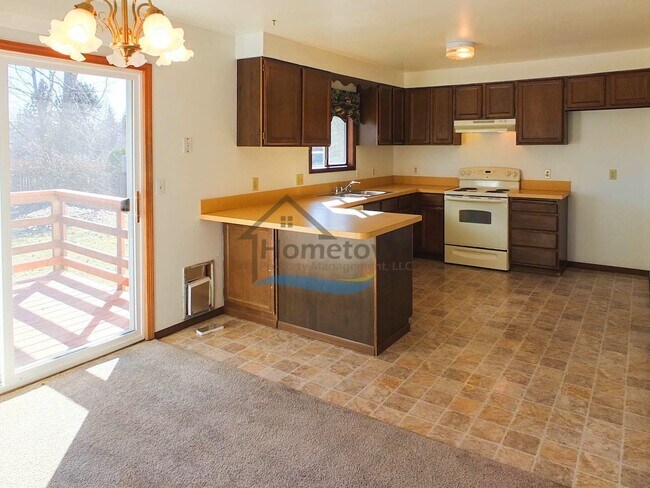 Building Photo - Spacious 4 Bedroom Home with Fenced Backyard & Garage