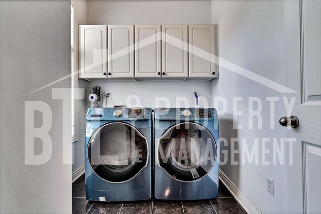 Building Photo - Beautiful Two Bedroom Condo in Palace View Place