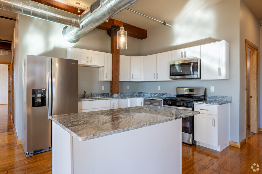 3BR, 1.5BA - 1668SF - Kitchen - Bucktown Lofts