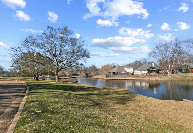 Building Photo - 320 Pebble Creek Dr