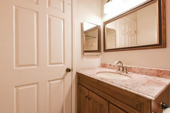 Building Photo - 10855 Meadowglen Ln