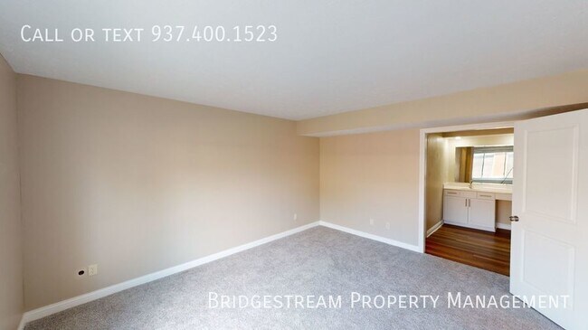 Building Photo - Beautiful ground level 2 bedroom, 2 full b...