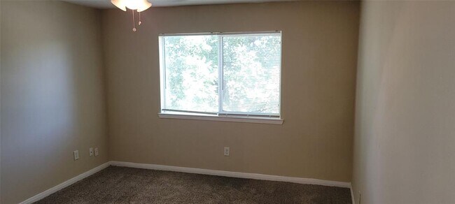 Building Photo - 5625 Antoine Dr