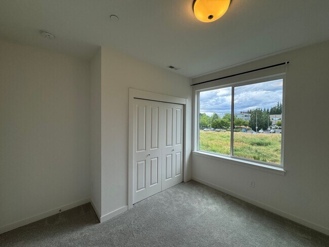 Building Photo - Luxury townhouse for rent