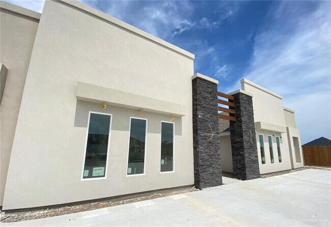 Building Photo - 6 Stardust Ln