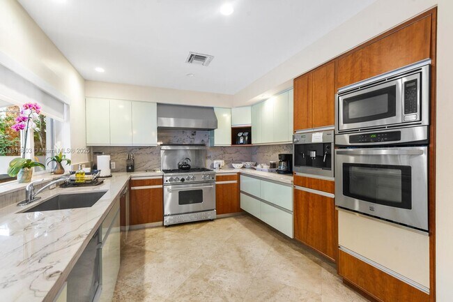 Building Photo - 4101 Bayview Dr