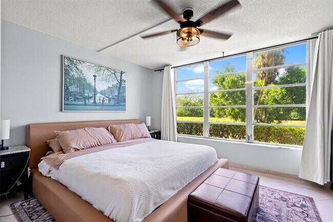 Building Photo - 3151 S Palm Aire Dr