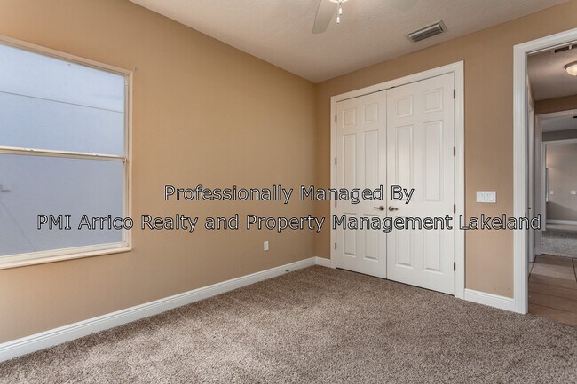 Building Photo - 3960 Sunset Lake Dr
