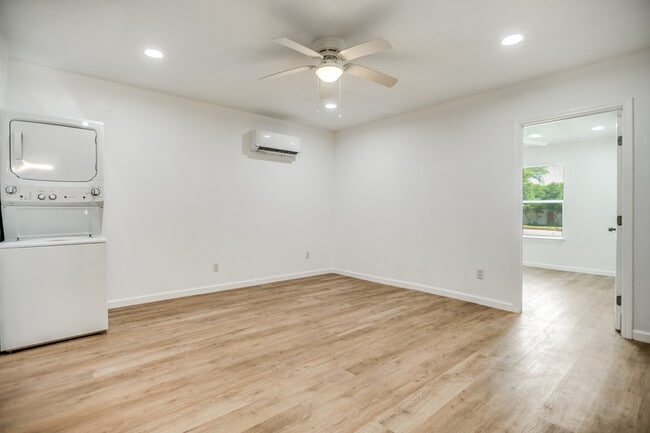 Building Photo - 905 W Abram St