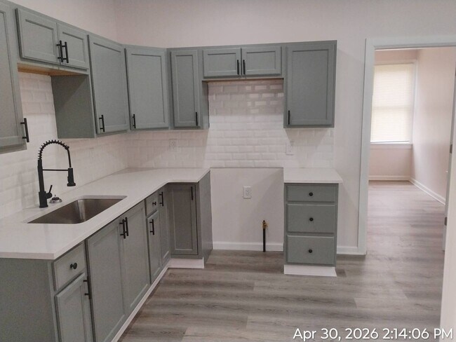 Building Photo - 6015 Hosmer Ave
