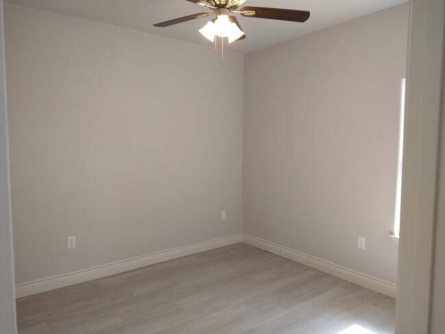 Building Photo - 1000 Wooded Hollow Ct
