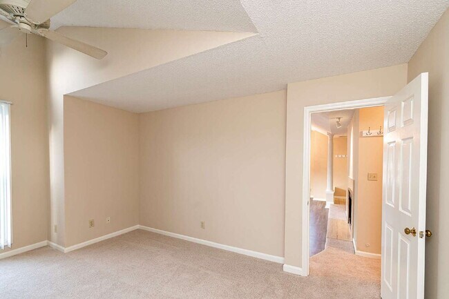 Building Photo - Chic & Cozy Condo in the heart of Raleigh!