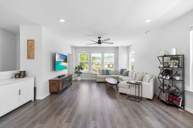 Building Photo - 2245 Kettle Falls Station