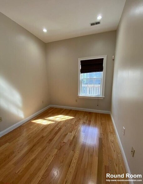 Building Photo - 261 W 2nd St