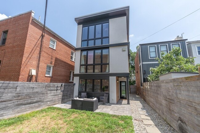 Building Photo - 103 17th St SE