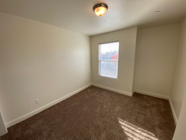 Building Photo - Beautiful 2 Story Home in Gated Avalon Com...