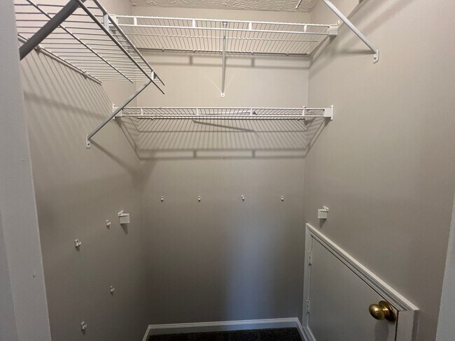 Building Photo - Spacious 4 Bedroom 2.5 Bath Available Now!