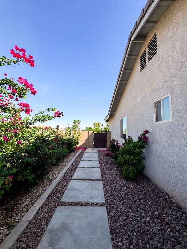 Building Photo - "Spacious 4-Bedroom, 2-Bathroom home in Prime Yuma!"