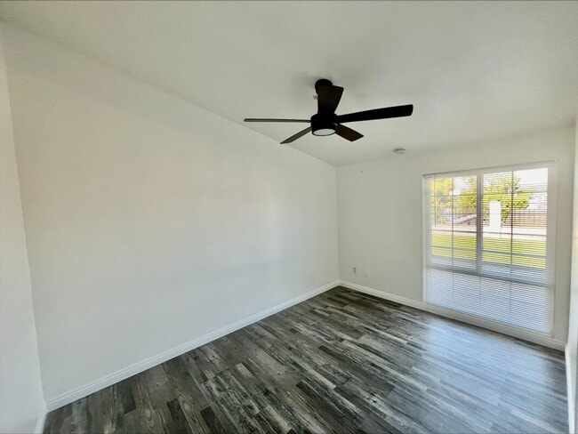 Building Photo - Welcome to this charming 3 bedroom, 2 bath...