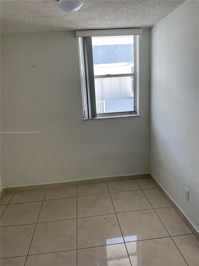 Building Photo - 1801 S Treasure Dr