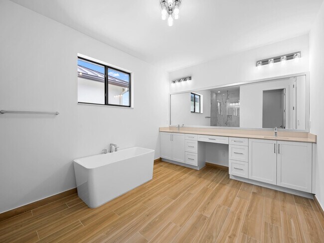 Building Photo - 1446 SW 23rd St