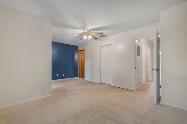Building Photo - Townhome with Garage Near the Parkway