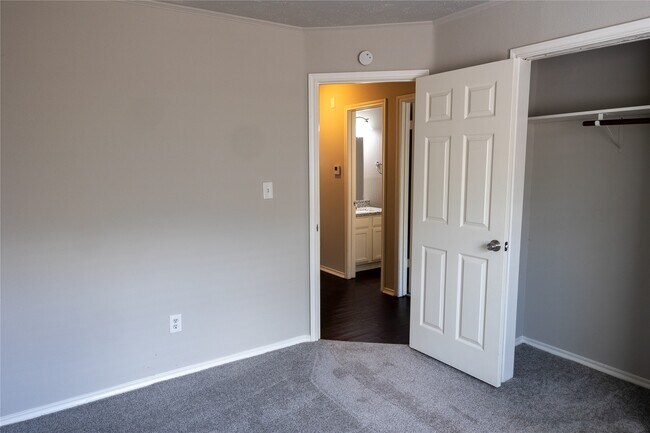 Building Photo - 12223 White River Dr
