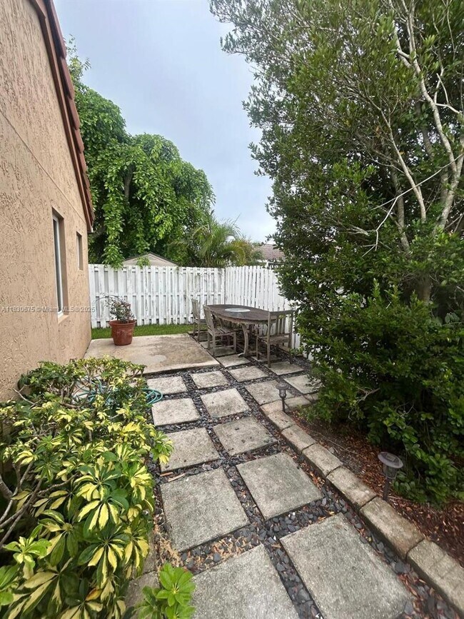 Building Photo - 1512 Presidio Dr
