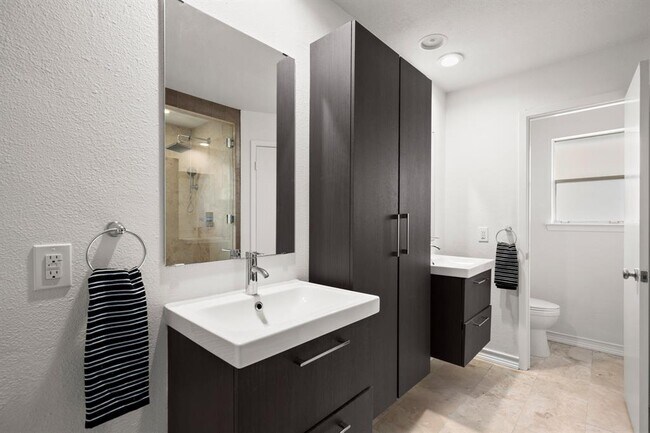 Building Photo - 4822 Transit Cir