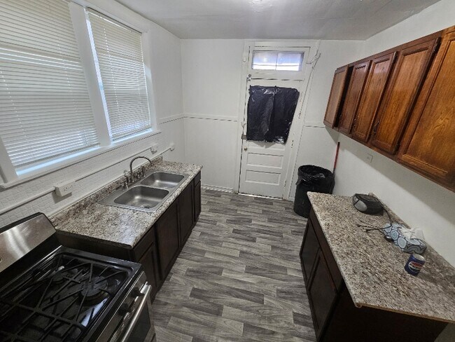 Building Photo - 8119 S Vernon Ave