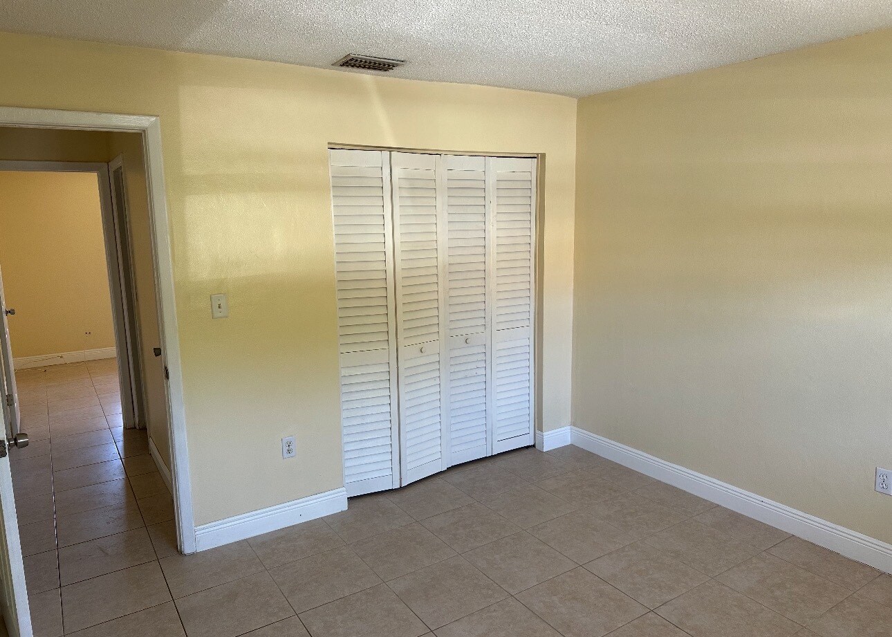 Building Photo - 1734 Gladys St