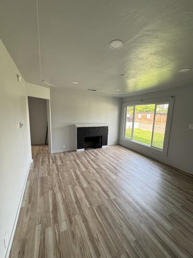 Building Photo - 1854 De Ovan Ave