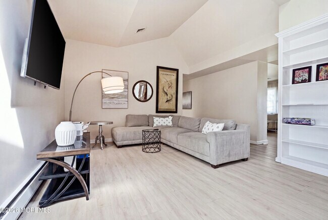 Building Photo - 470 Monmouth Pl