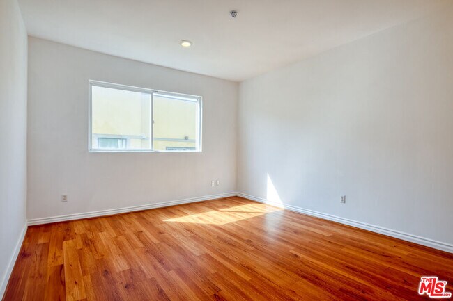 Building Photo - 1030 S Norton Ave