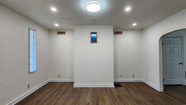 Building Photo - 121 Bausman St