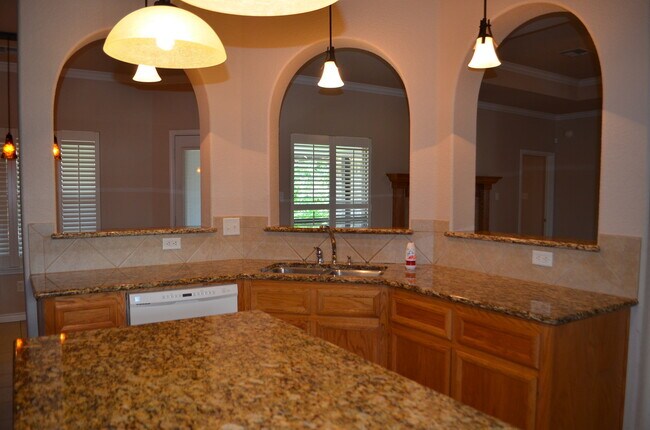 Building Photo - EXECUTIVE HOME IN COUNTRY TRAILS SUBDIVISI...