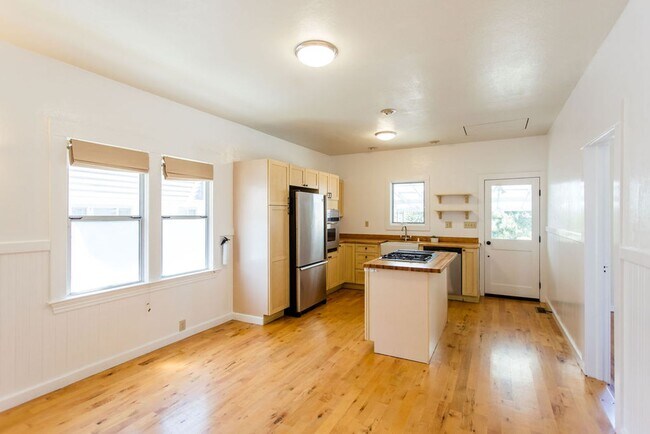 Building Photo - Charming 2 Bedroom House with Expansive Wo...