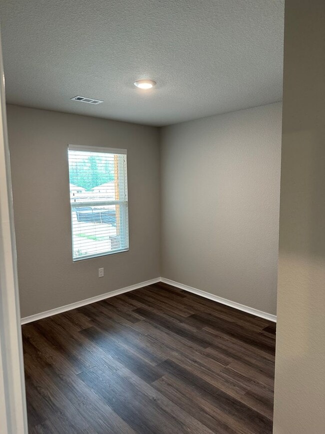 Building Photo - Modern 3BR/2BA Home in Stagecoach Meadows – Now Preleasing