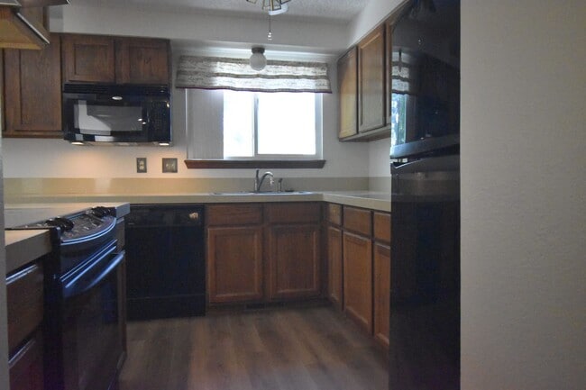 Building Photo - GREAT 3 BEDROOM/2 BATHROOM TOWNHOME WITH NEW PAINT & FLOORING. AVAILABLE 5/23.