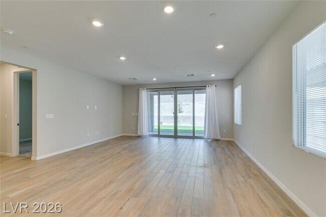 Building Photo - BEAUTIFUL 4 BEDROOM PROPERTY IN GATED COMMUNITY!