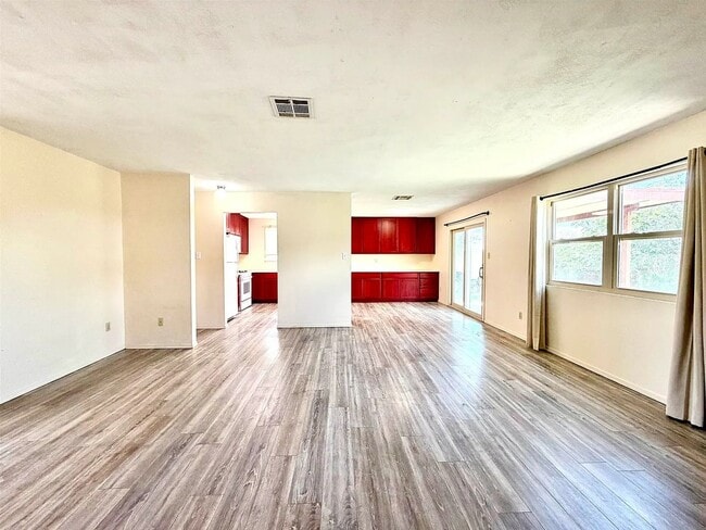 Building Photo - Welcome to this 3 BD, 2 Bth home situated on a corner lot!!