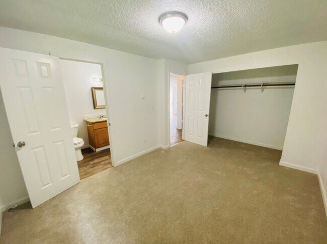 Building Photo - 3 Bedroom, 1 Bathroom Duplex