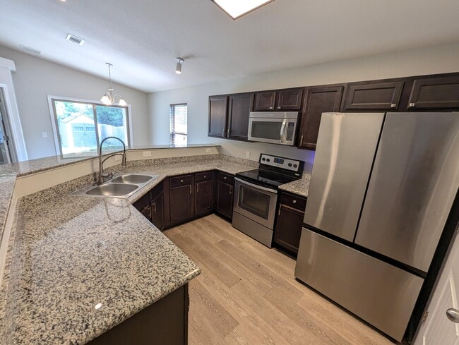 Building Photo - 8450 Island Dr