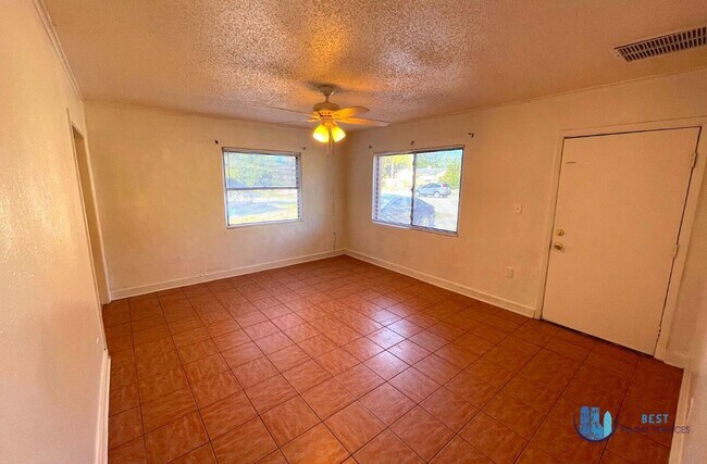 Building Photo - 3-bedroom, 1-bathroom house located in the...