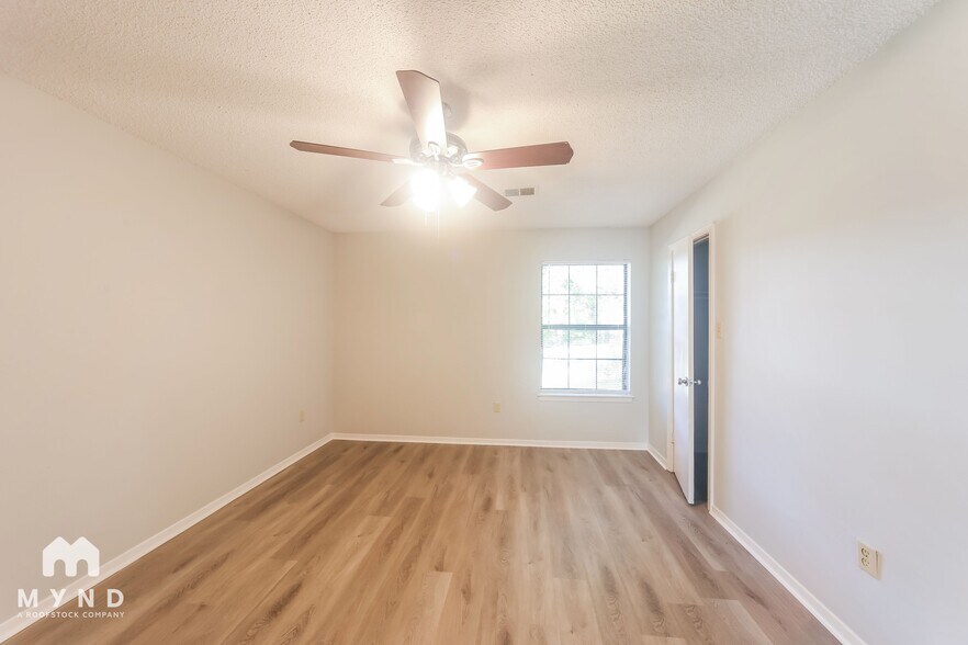 Building Photo - 7260 Northbrook Dr