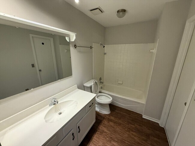 Building Photo - 3 bed, 2 bath, large yard AVAILABLE NOW!